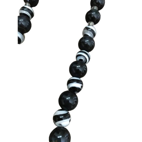 Vintage Black and White Swirl Art Glass Beaded Necklace - Picture 2 of 3